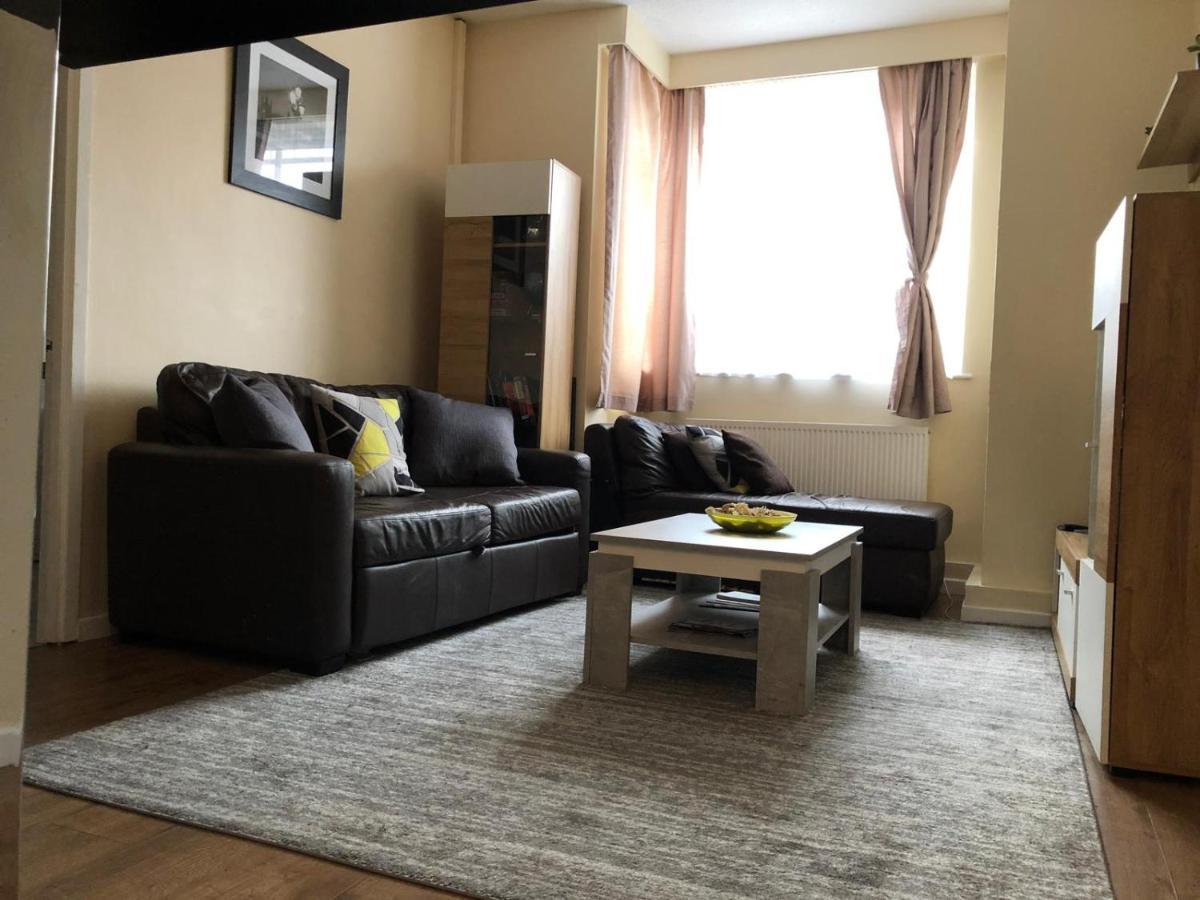 Entire Flat Very Comfortable 1 Bedroom Лондон Екстериор снимка