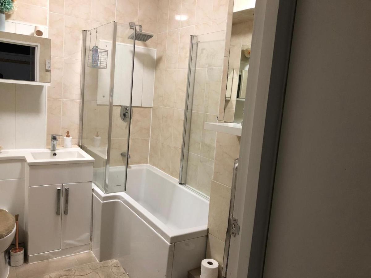 Entire Flat Very Comfortable 1 Bedroom Лондон Екстериор снимка